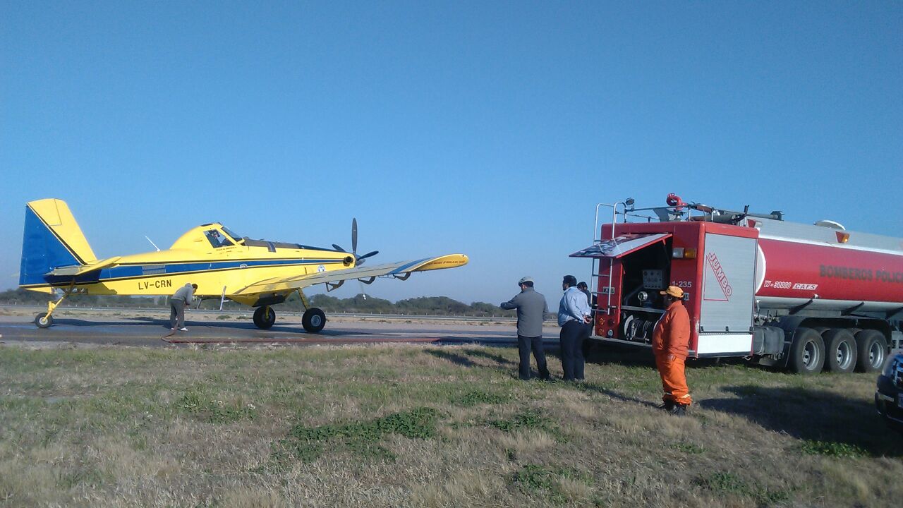 Trabajan arduamente para contener el incendio en Potrero de los Funes