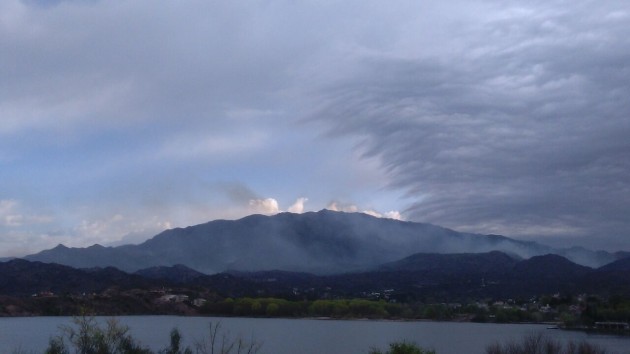 Continúan las tareas de contención del incendio en Potrero de los Funes.