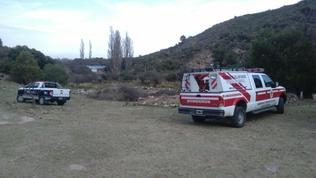 Más de 50 personas trabajan denodadamente en pos de sofocar el fuego (Foto: Río Los Molles)