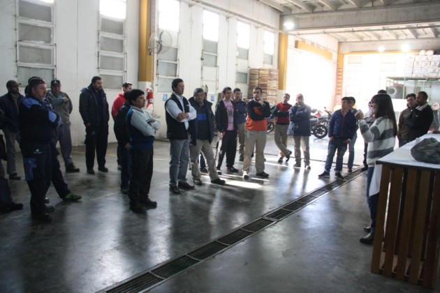 Integrantes de San Luis Agua reciben formación sobre levantamiento manual de cargas.