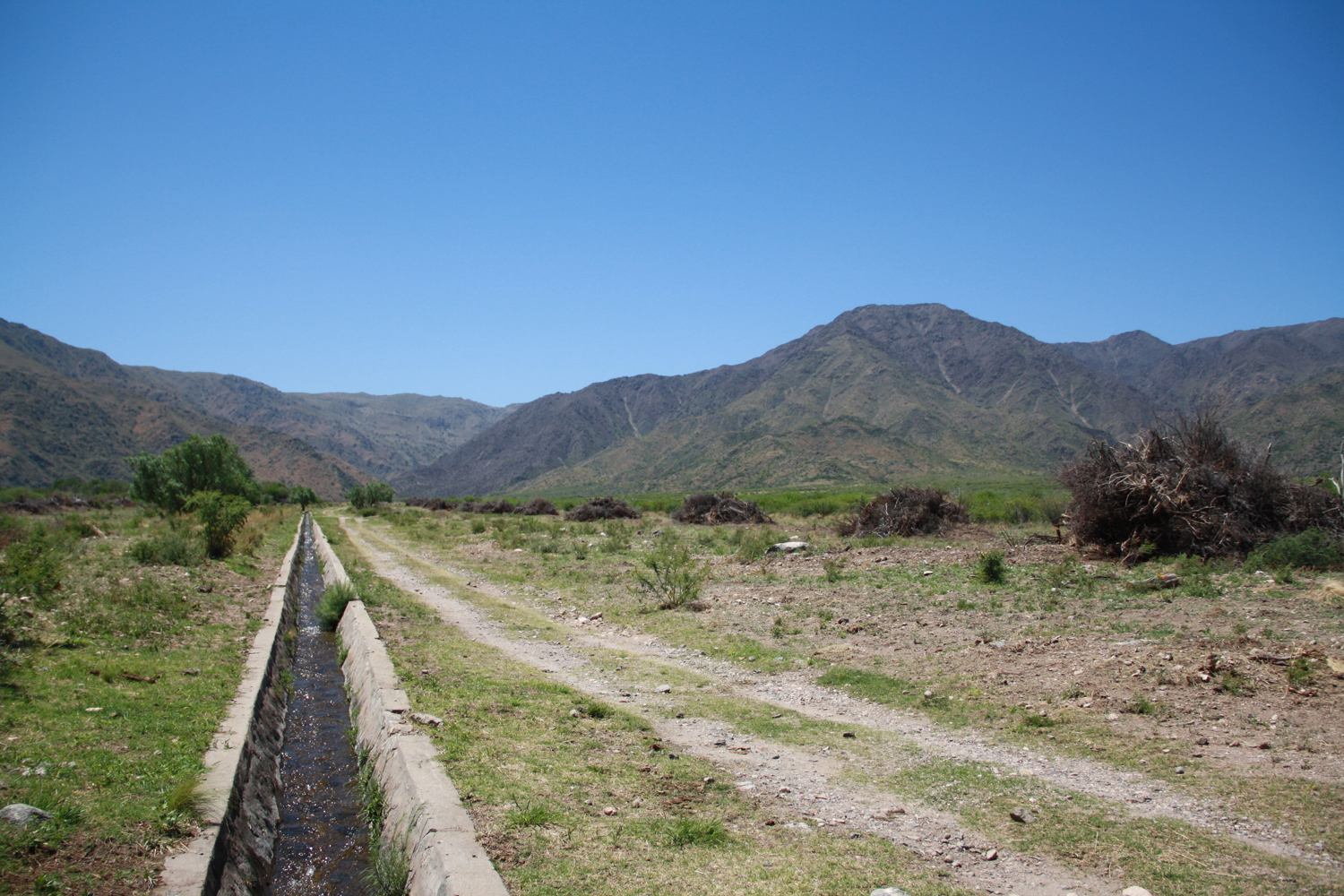 Sistema de canales: desarenado y mantenimiento en diversos tramos