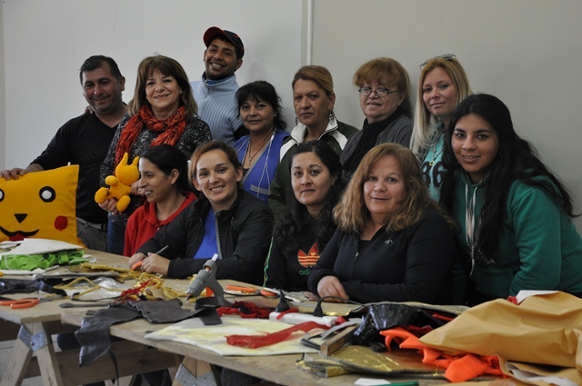 Trabajan en la confección y reciclado de trajes