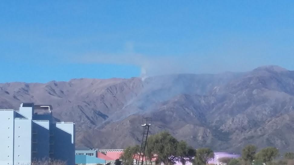 Continúan los trabajos para contener dos incendios en la provincia