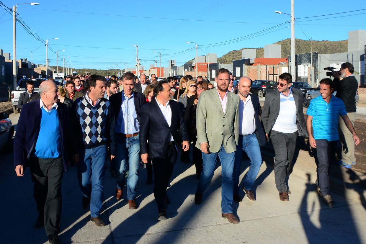 Provincia y Municipio recorrieron la obra de pavimentación en el barrio Mirador del Portezuelo