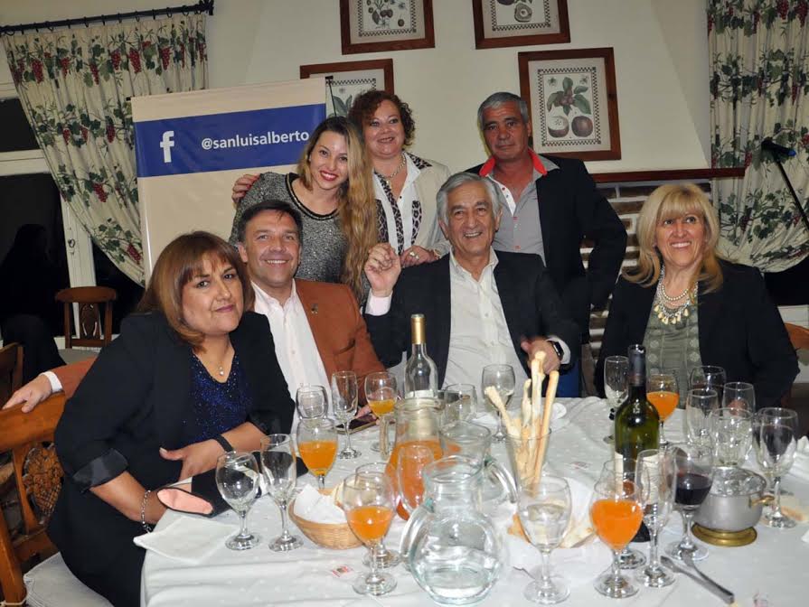 El gobernador compartió una cena con 150 docentes en San Francisco del Monte de Oro