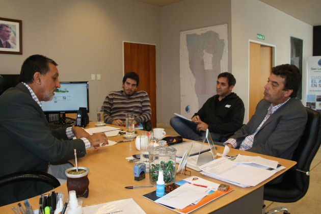 Facundo Domínguez junto al ministro Orlando y funcionarios de Deportes.