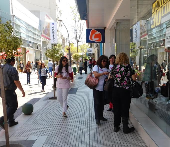 La Secretaría de la Mujer visitó el barrio 1º de Mayo y distribuyó material gráfico en el centro de la ciudad