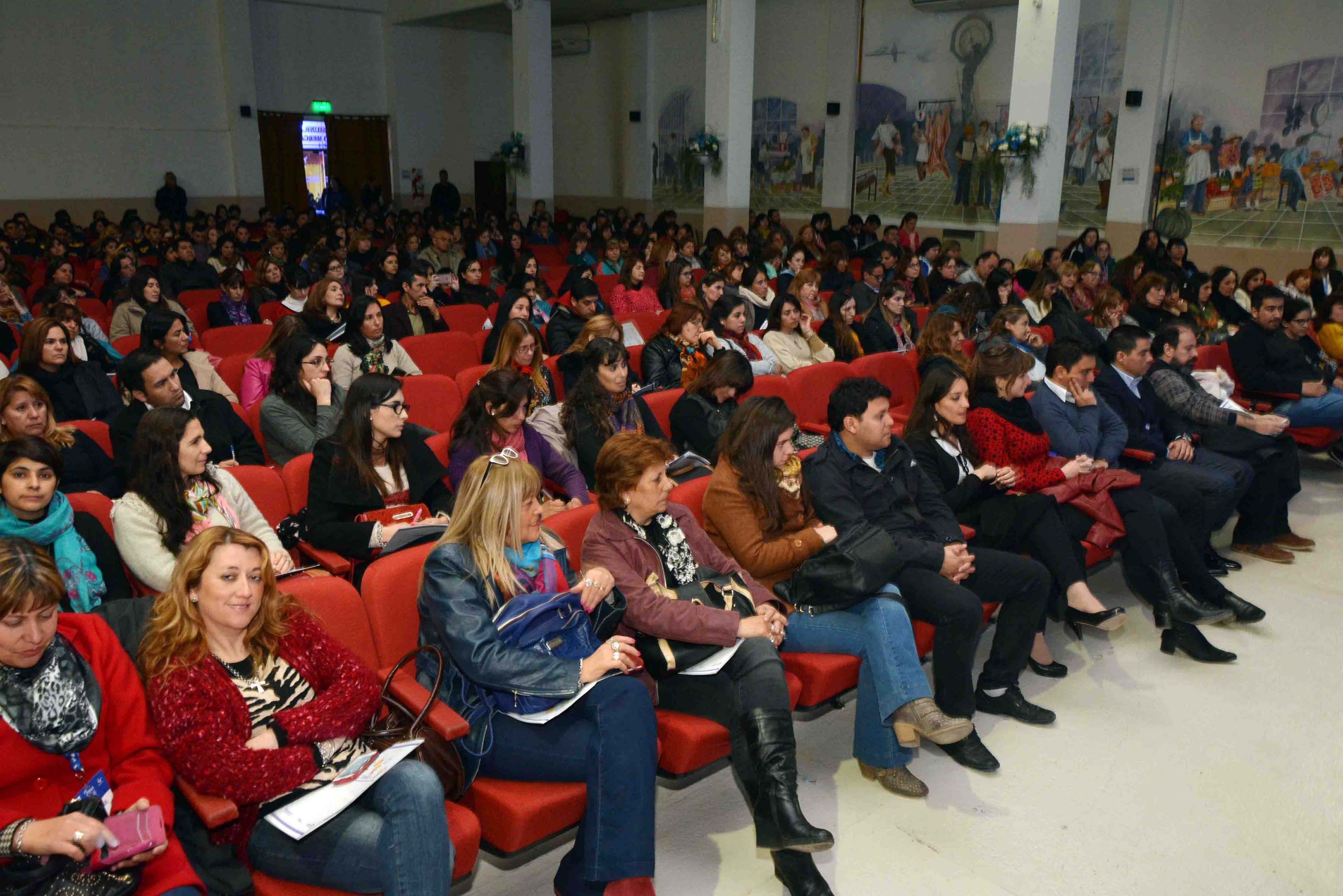 Más de 500 docentes asistieron a la charla sobre bullying en la Feria del Libro