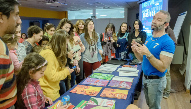 El ilustrador Istvansch brindó una capacitación sobre el género libro-álbum para niños.