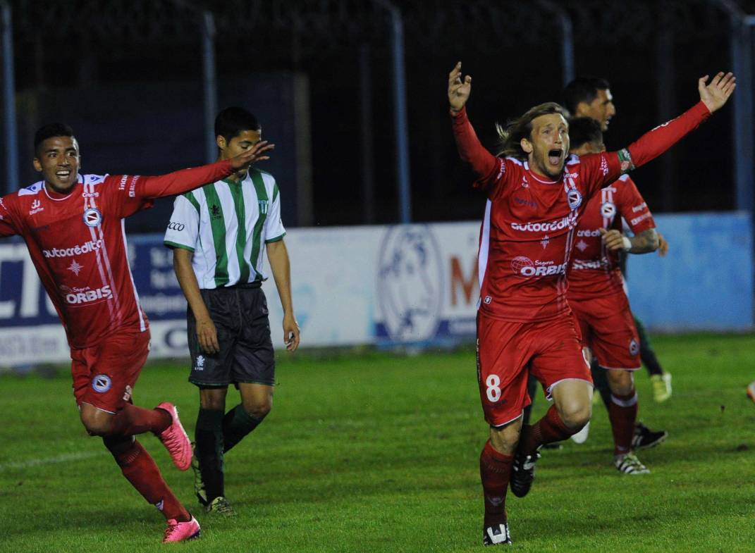 Estudiantes cayó ante Argentinos Juniors, lejos de San Luis