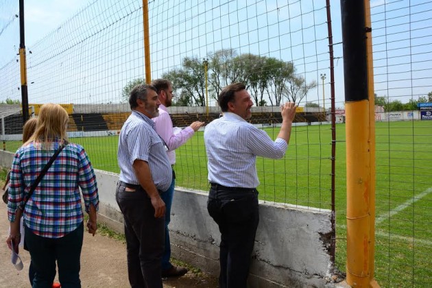 En la visita, los funcionarios junto a los integrantes del club recorrieron las instalaciones 