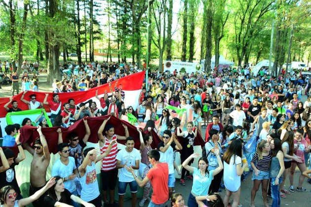 Los estudiantes festejaron su día en una jornada primaveral