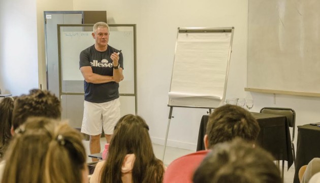 Durante dos jornadas, Galasso compartió sus conocimientos y experiencia como preparador físico con los alumnos de la Tecnicatura en Deporte.