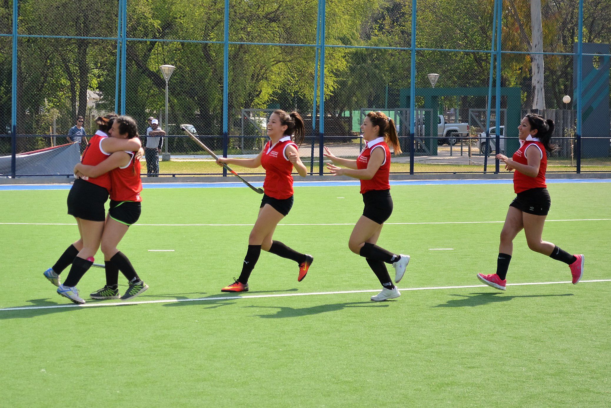 Con récord de inscriptos, comenzó el hockey femenino en los Intercolegiales