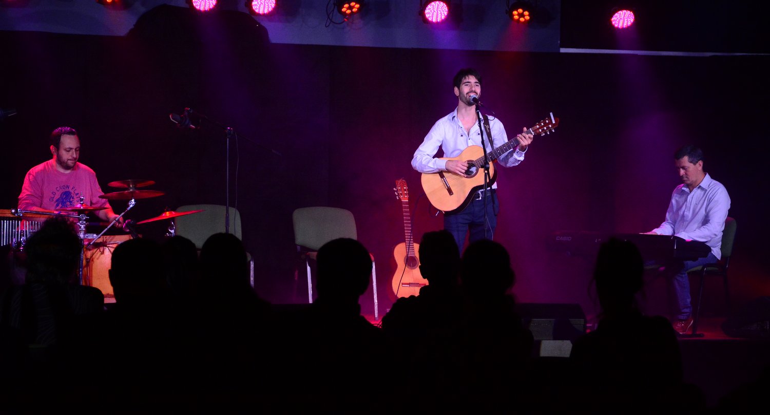 Damián Fernández se presentó en el Salón Blanco