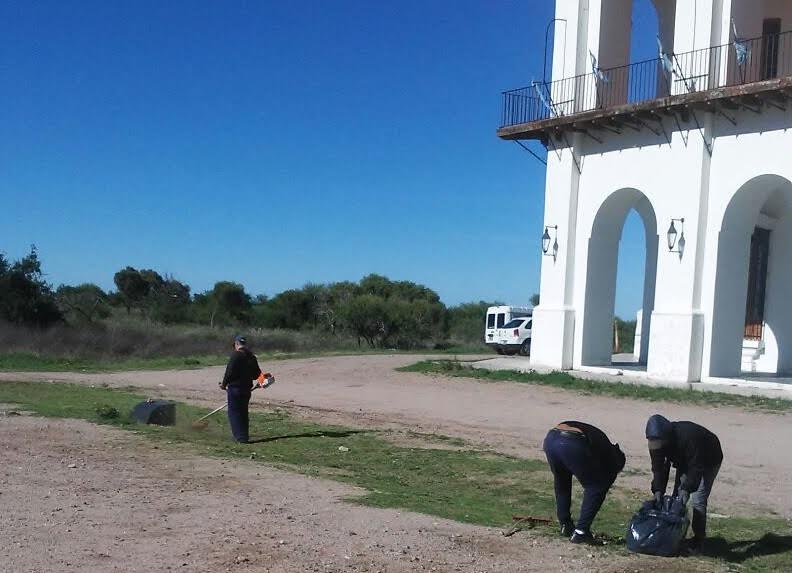 Desmalezado en zona de edificios turísticos