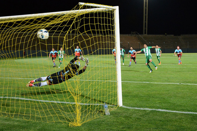 Mario Vallejos pone, de penal, el 1 a 0 para Estudiantes. 