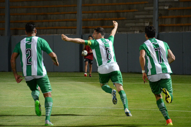 Marcelo Mosset festeje el segundo gol de Estudiantes.