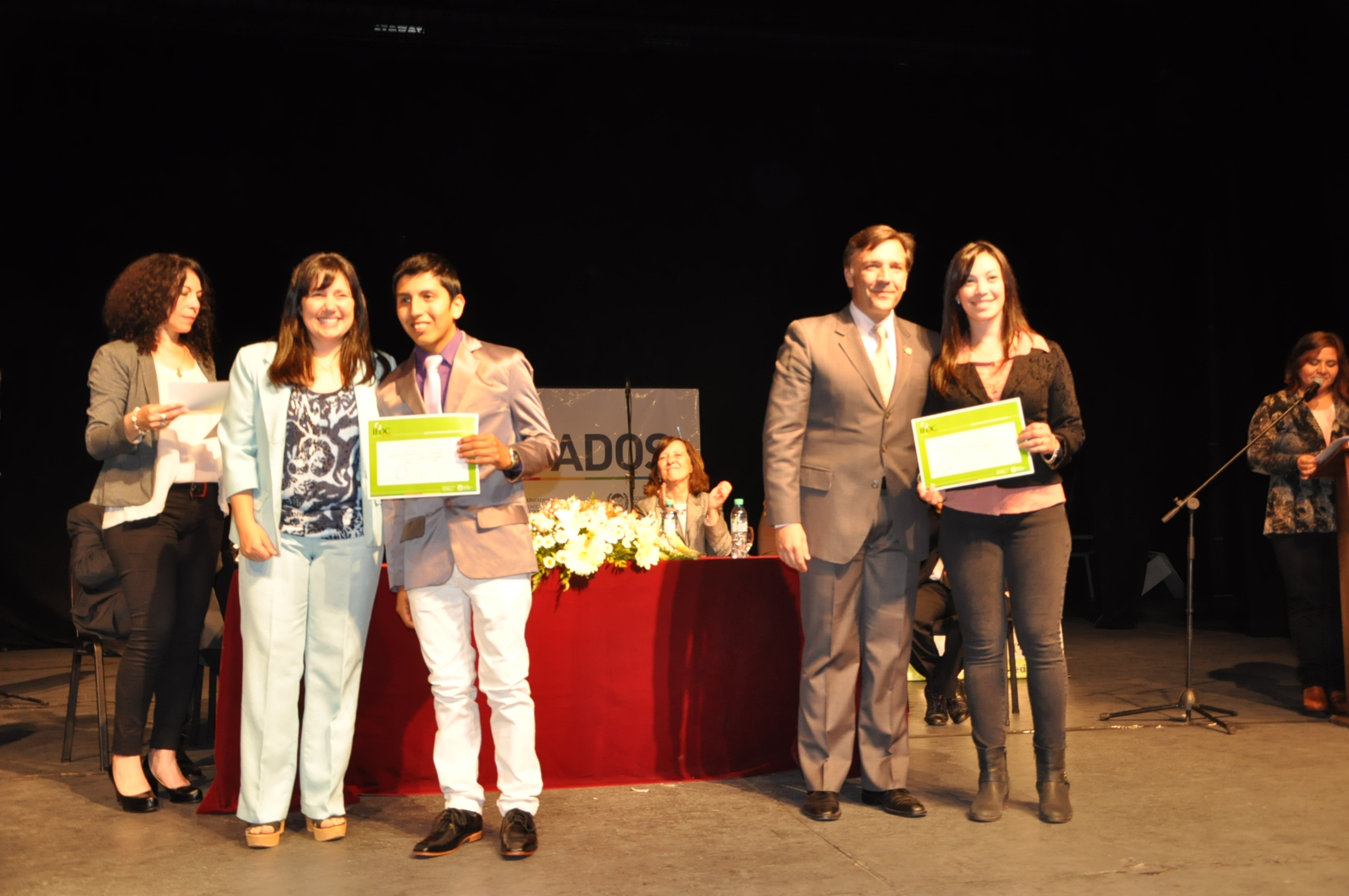 Flamantes profesores de Ciencia Política, Lengua, Historia y Geografía recibieron sus diplomas