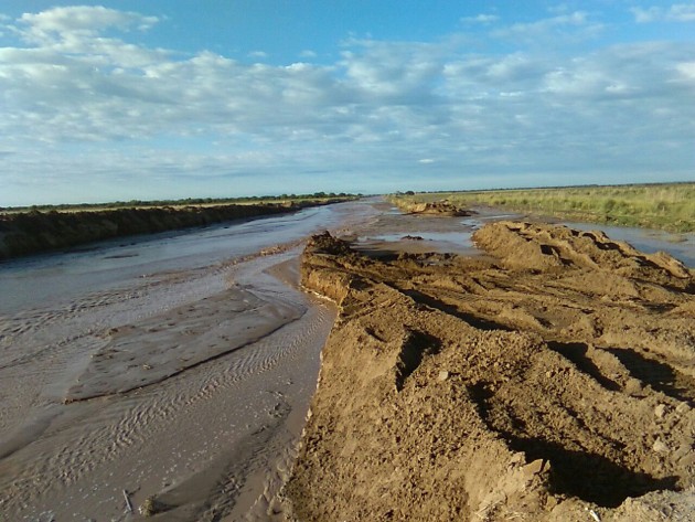 San Luis Agua trabajó este domingo sobre el tramo principal del Río Nuevo.