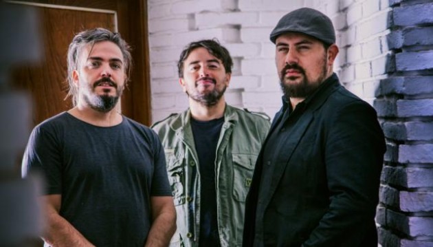 La banda está conformada por Juano Maldonado (voces), Leandro Ramallo (sintetizadores) y Matías García Favre (guitarra y bases electrónicas).