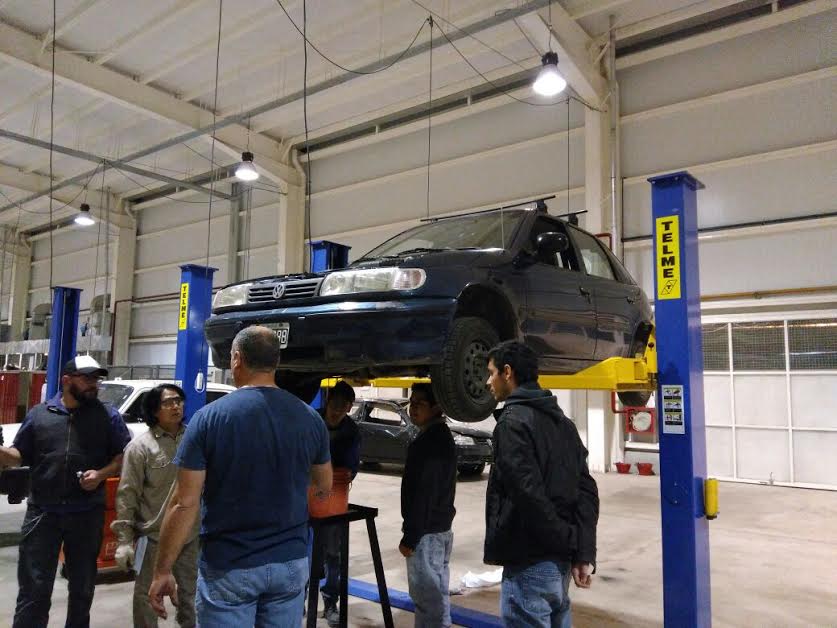 Alumnos de la UPrO llevan reparados 25 autos de particulares