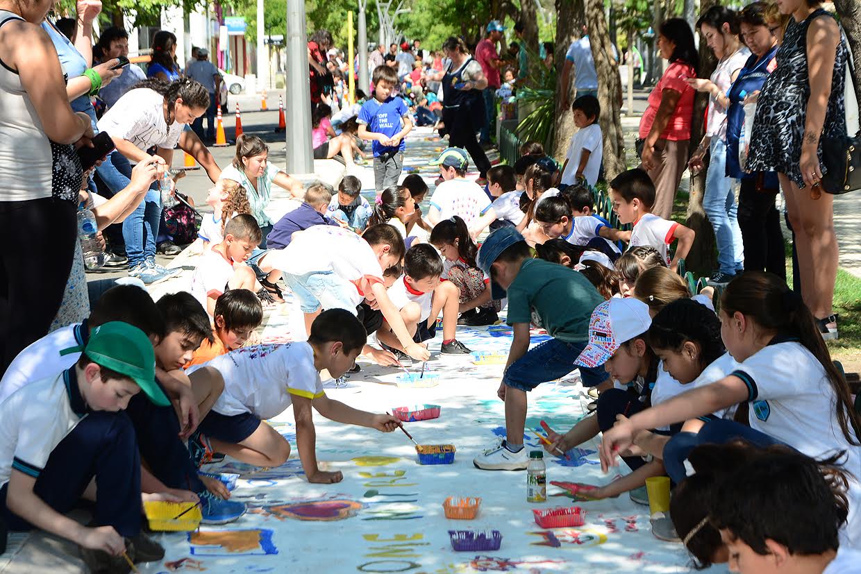 Más de 4 mil puntanos le dieron vida a la pintada más larga del país