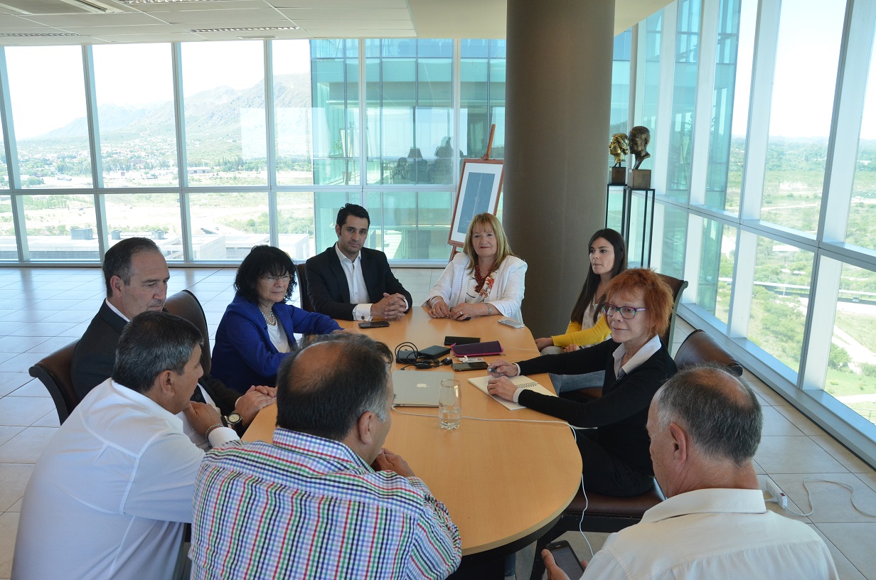 Bañuelos se reunió con representantes de La Toma