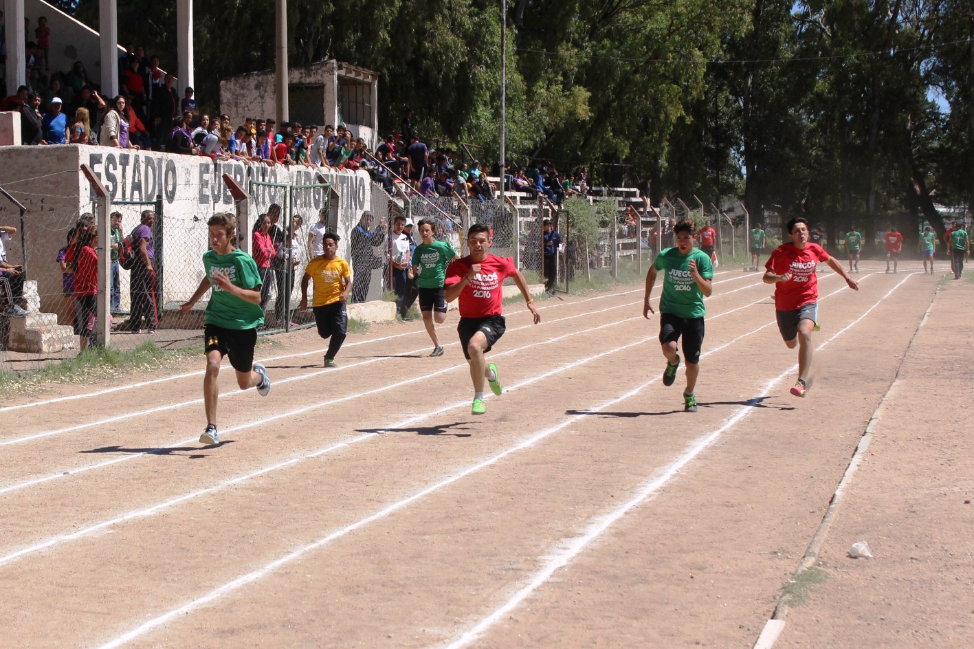 Más atletas levantaron medallas en los Intercolegiales