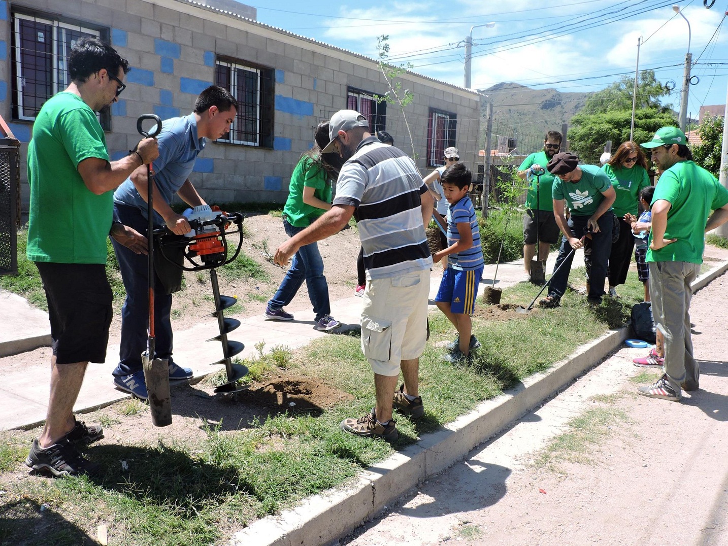 Forestación: más de 100 árboles para los barrios del norte de la capital puntana