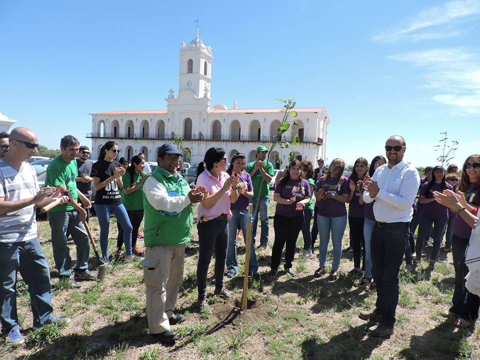 Forestaron las réplicas del Cabildo y la Casa de Tucumán