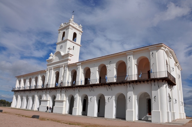 Turistas visitan las réplicas del Cabildo Histórico y la Casa de Tucumán