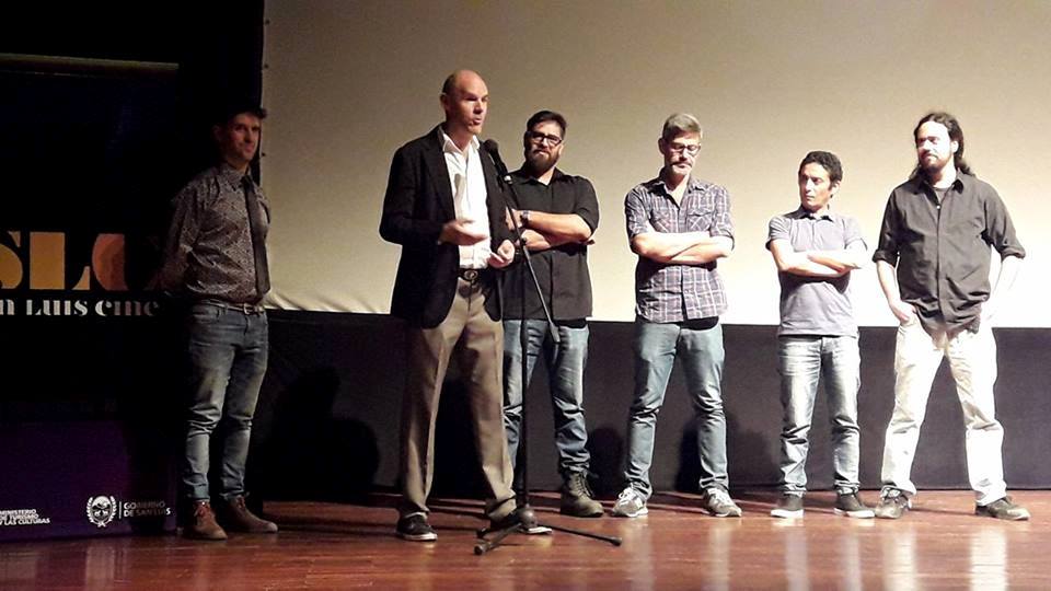 A sala llena estrenó “La tierra roja”