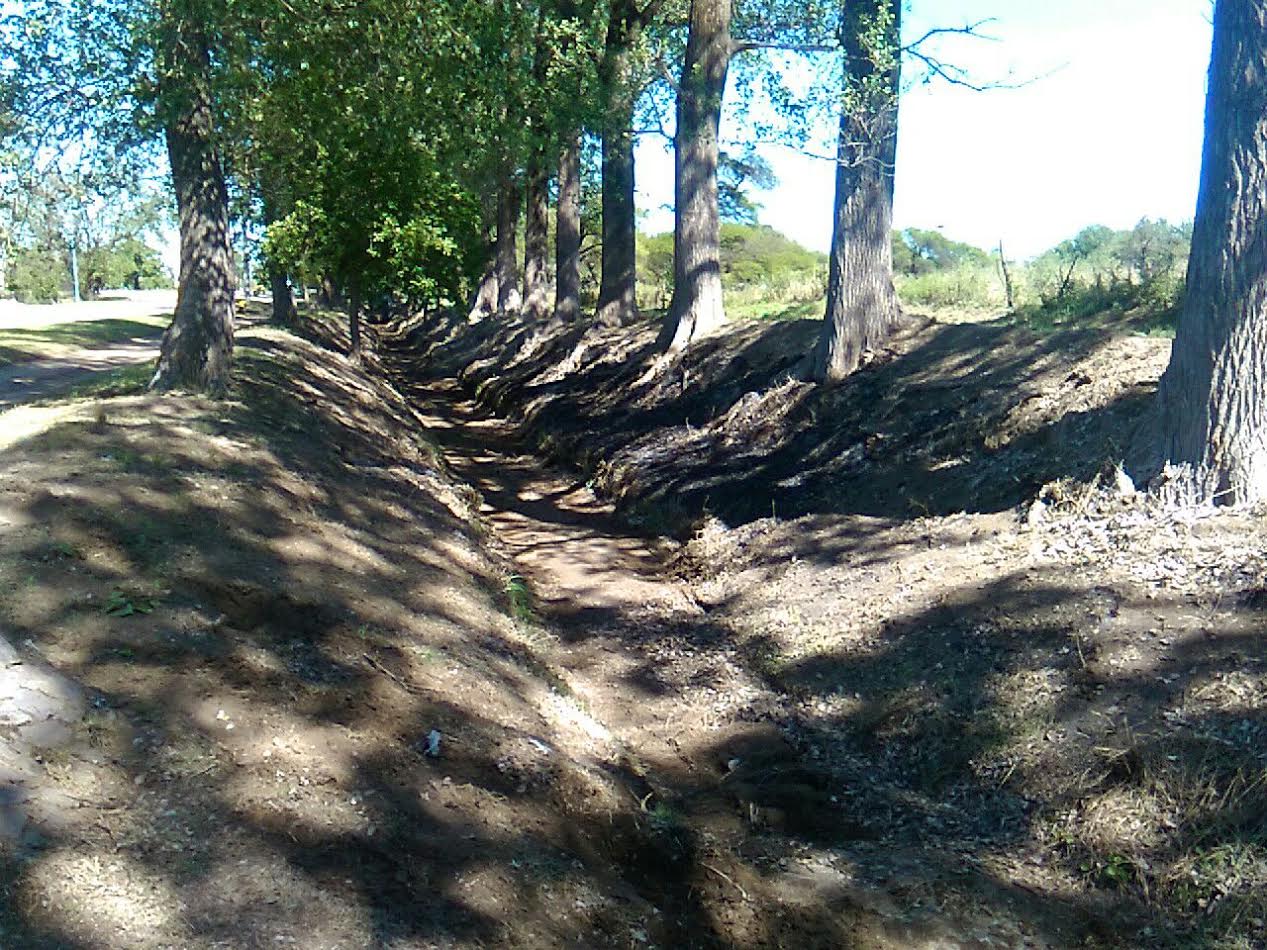 Realizan limpieza en canales de agua cruda para riego