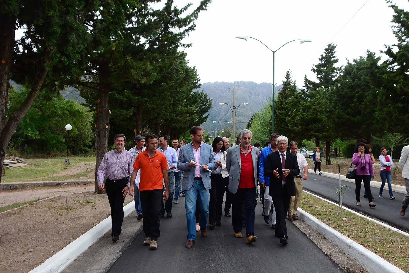 Alberto inauguró pavimento e iluminación en Cortaderas