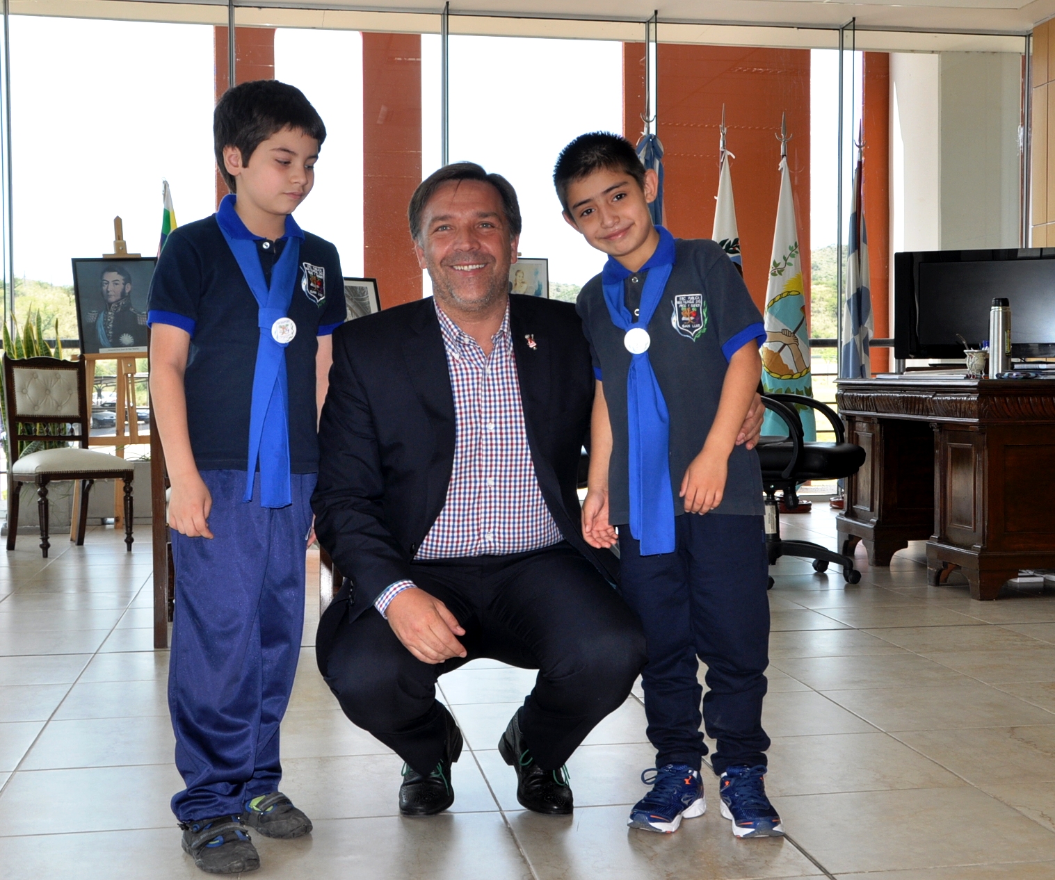 Los chicos que expondrán su proyecto en la Casa Rosada visitaron al ministro Amitrano