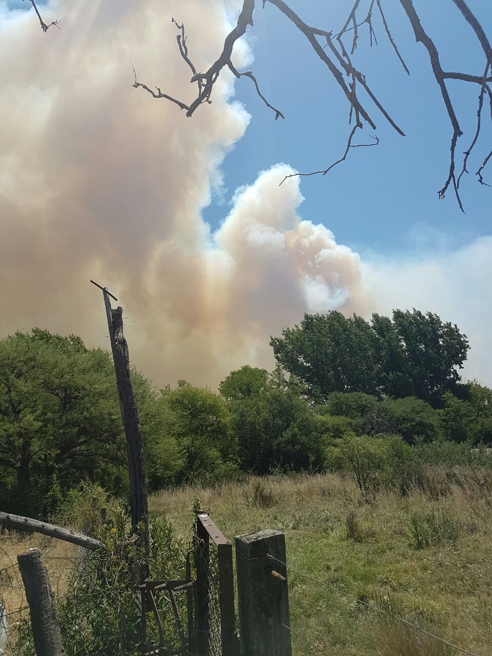 Bomberos trabajan en dos incendios en el Valle del Conlara