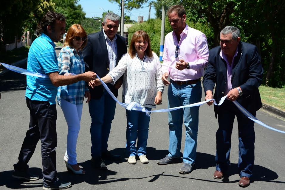 Papagayos inauguró más luces y asfalto