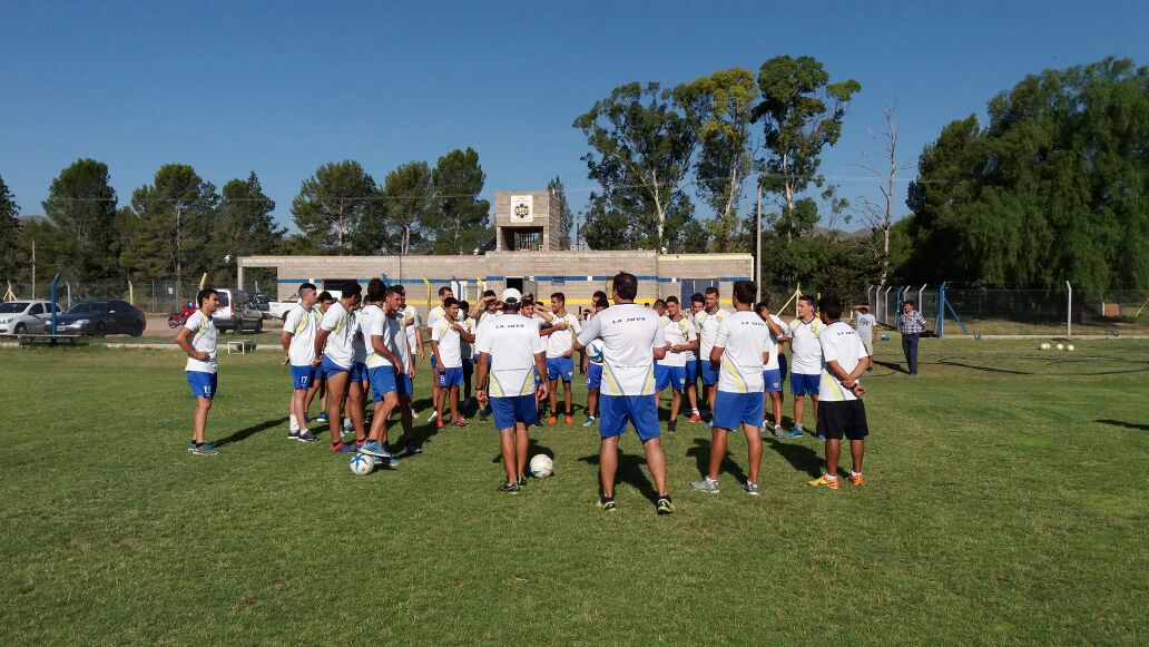 Juventud volvió a los entrenamientos con una cara nueva