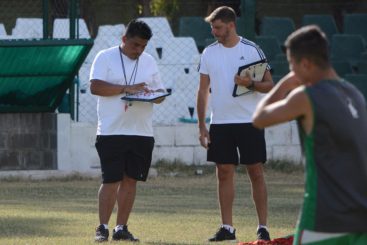 Primera práctica de fútbol de Estudiantes y con novedades