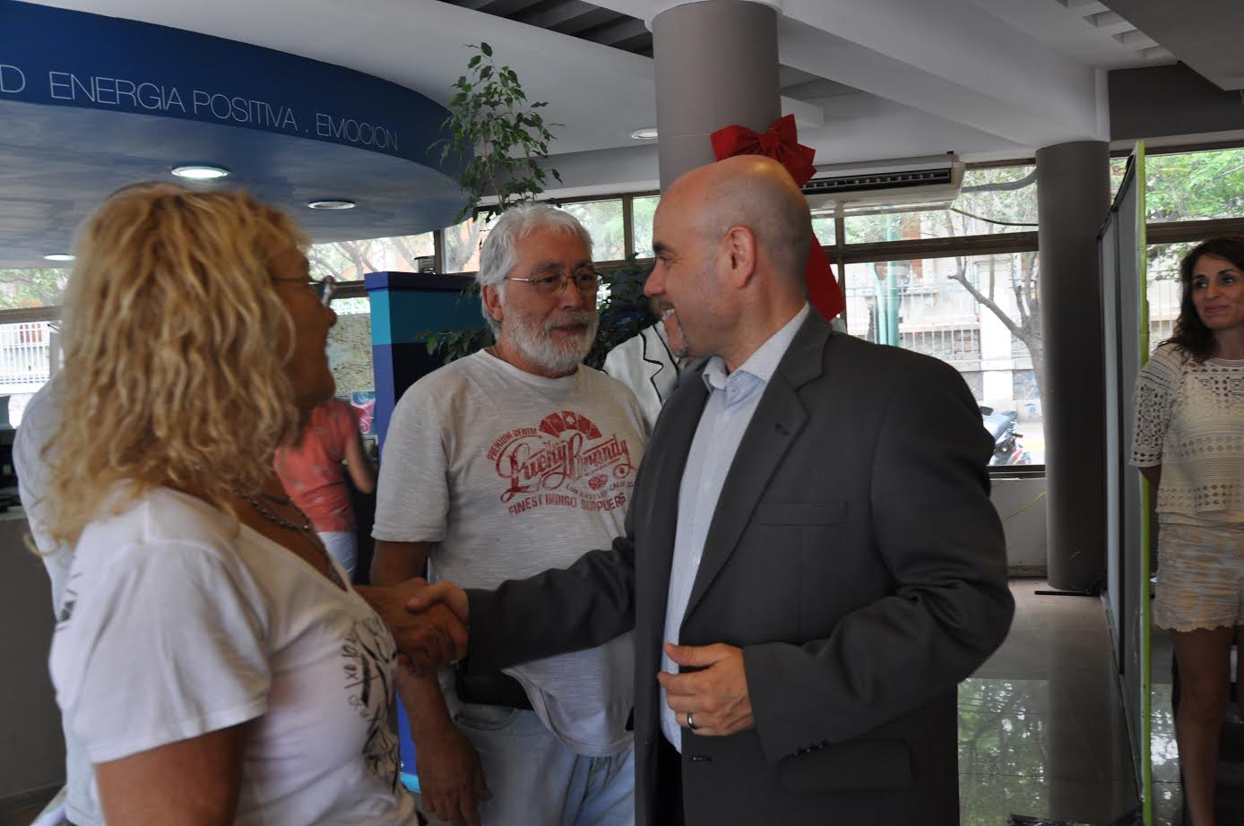 Mazzina saludó a los primeros visitantes que arribaron a la oficina de Turismo