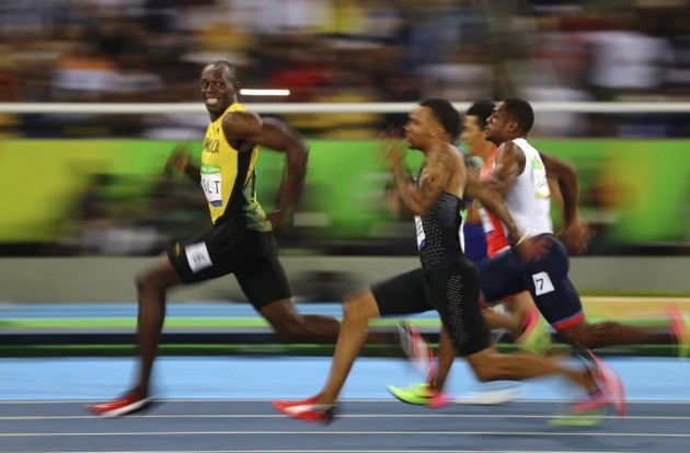 11- Imagen ganadora del tercer premio World Press Photo en la categoría de “Deporte”, del fotógrafo de la agencia Reuters, Kai Oliver Pfaffenbach. La imagen muestra el instante en el que el atleta jamaicano Usain Bolt sonríe a la cámara mientras deja atrás al resto de competidores durante la semifinal de los 100 metros lisos de los Juegos Olímpicos celebrados en Río de Janeiro (Brasil).