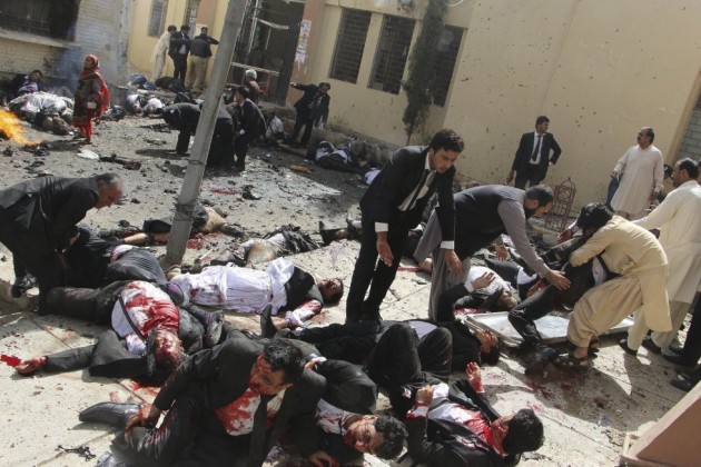 12- Imagen del fotógrafo Jamal Taraqai, de la European Press Photo (EPA), el 8 de agosto de 2016, que muestra a abogados que ayudan a compañeros heridos tras la explosión de una bomba en Quetta (Pakistán), en la que murieron 70 personas. La foto fue la ganadora de la categoría “Noticias de Actualidad”.