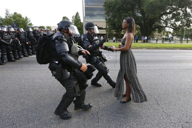 13- Instantánea ganadora del primer premio en la categoría de “Temas Contemporáneos”, captada por el fotógrafo de la agencia Reuters, Jonathan Bachman. La imagen muestra a la joven activista Ieshia Evans en el momento en el que ofrece sus manos para ser arrestada por los policías antidisturbios durante una protesta en contra de la violencia policial frente al departamento de policía de Baton Rouge, en Louisiana (EE.UU.), el 9 de julio de 2016. Evans, madre y enfermera de 28 años, viajó hasta Baton Rouge para protestar contra la muerte de Alton Sterling, un hombre de raza negra y padre de cinco hijos que murió asesinado por dos agentes policiales blancos.