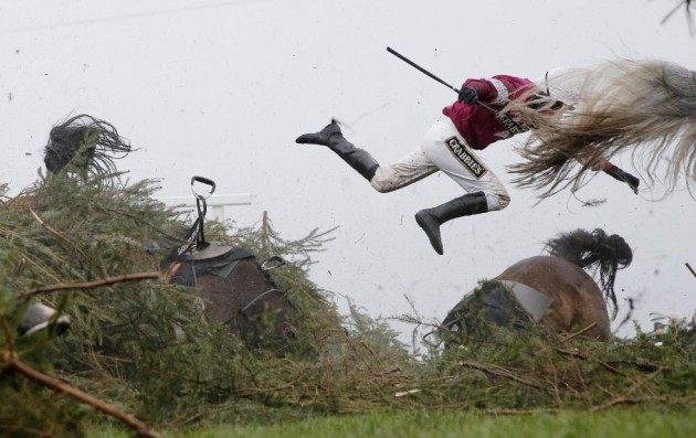 15- La instantánea ganadora del primer premio en la categoría “Deporte”, del fotógrafo del diario The Guardian, Tom Jerkins. La imagen muestra a la jinete Nina Carnberry por los aires tras caer de su caballo, Sir Des Champs, durante la competición hípica Grand National Meeting, el 9 de abril de 2016, en Liverpool (Reino Unido).