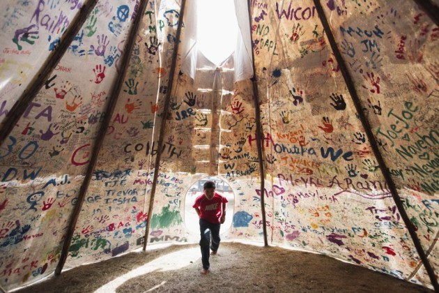 16- Imagen ganadora del primer premio en la categoría “Temas Contemporáneos”, captada por la fotógrafa canadiense Amber Bracken y titulada “Standing RockPhoto”. Muestra a un niño en el interior de una tienda de campaña en el campamento de la piedra sagrada, en Estados Unidos.