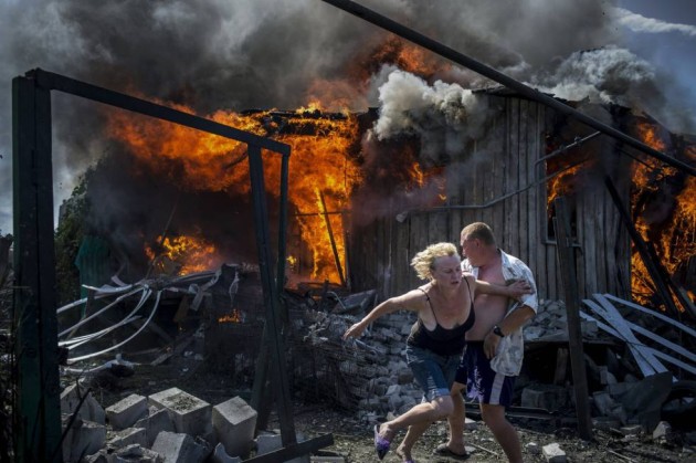 2- Imagen de la fotógrafa Valery Melnikov, de la agencia Rossiya Segodnya, ganadora del primer premio de la categoría “Proyectos de Largo Recorrido”. La serie fotográfica, llamada “Días Negros en Ucrania”, muestra a víctimas del conflicto ucraniano en la localidad de Luganskaya, donde muchos sufren la muerte de amigos y familiares, la pérdida de hogares y la frustración de miles de personas.