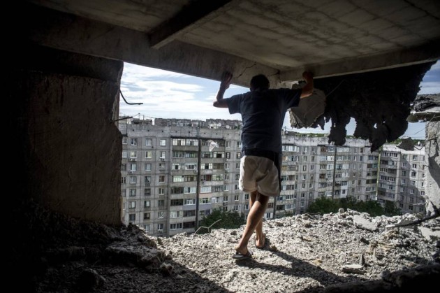 21- Imagen de la fotógrafa Valery Melnikov, de la agencia Rossiya Segodnya, ganadora del primer premio de la categoría “Proyectos de Largo Recorrido”. La serie fotográfica, llamada "Días Negros en Ucrania", muestra a víctimas del conflicto ucraniano en la localidad de Luganskaya donde muchos sufren la muerte de amigos y familiares, la pérdida de hogares y la frustración de miles de personas.