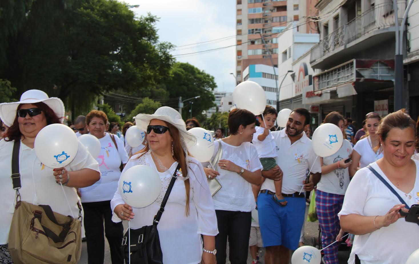 Un centenar de personas se sumó a la caminata por el Día Mundial de la Lucha contra el Cáncer Infantil