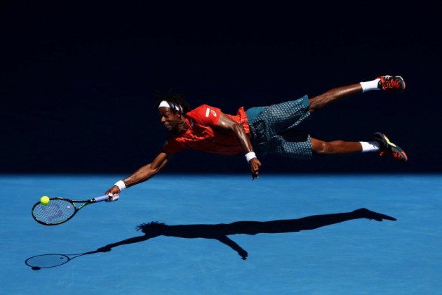 22- Imagen tomada por el fotógrafo Cameron Spencer que ha ganado el segundo premio en la categoría “Deportes”. La imagen muestra al tenista francés Gael Monfils que devuelve la bola al ruso Andrey Kuznetsov durante la cuarta ronda del Abierto de Australia el 25 de enero de 2016.